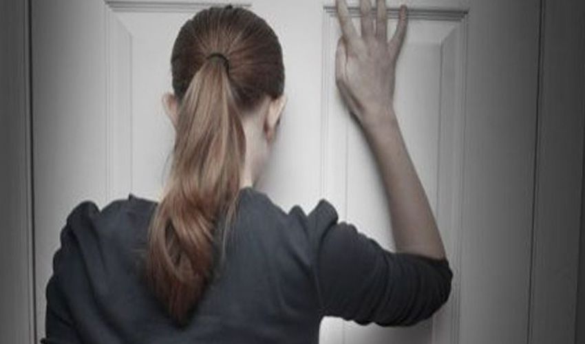 Bewoner van Laren staat voor een voordeur die achter hem dichtviel Bewoner van Laren staat voor een voordeur die achter hem dichtviel