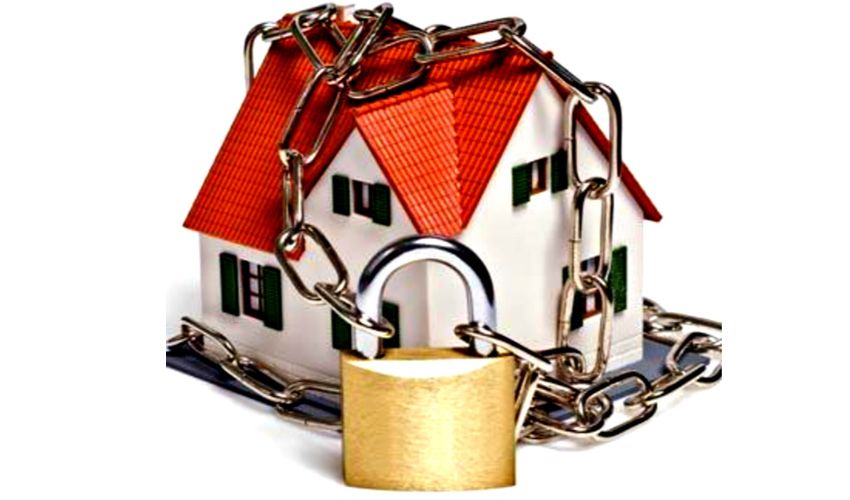 Goed vergrendelde tuindeuren bij een villa in Laren Goed vergrendelde tuindeuren bij een villa in Laren